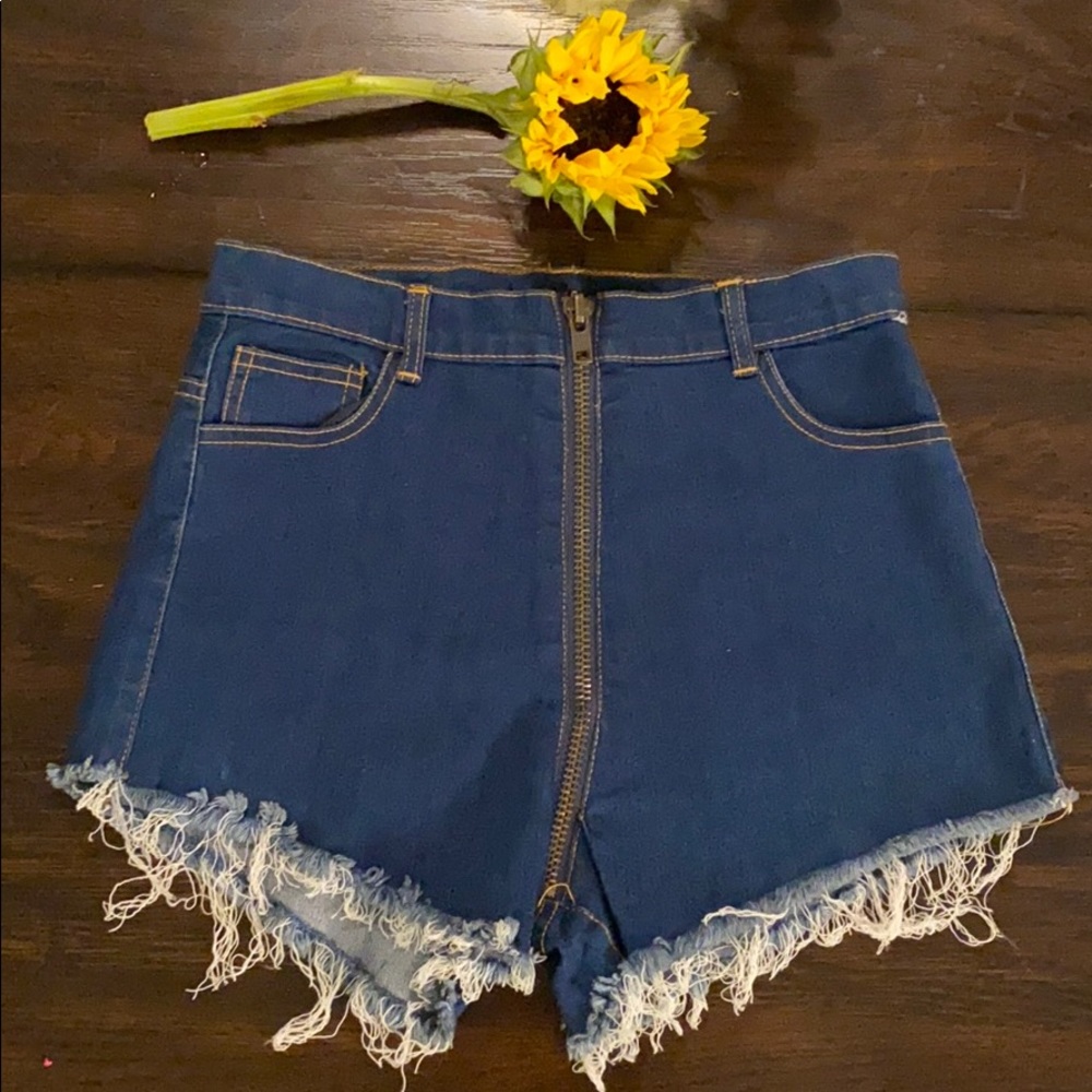 Super cute vintage style zip up denim shorts! 🌻
